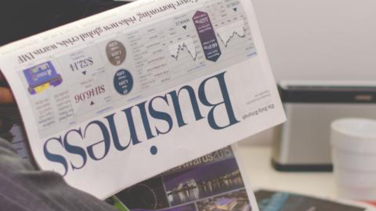 Quotidiano economico aperto su una scrivania