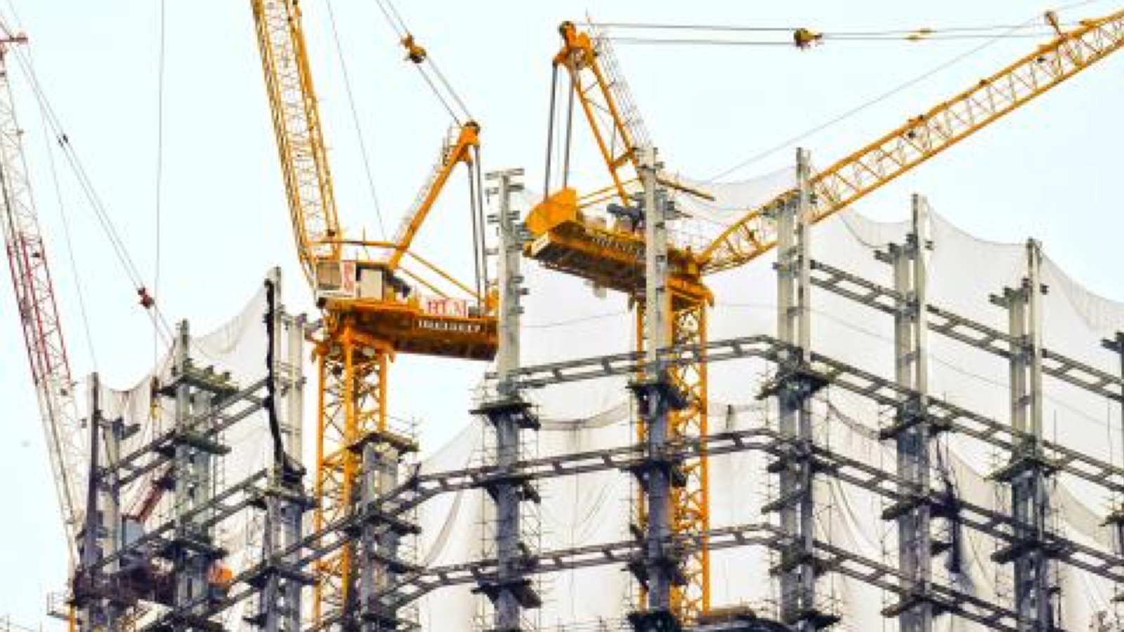 Gru e struttura in costruzione