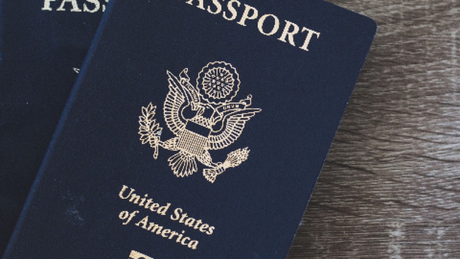 Passaporti appoggiati su un tavolo