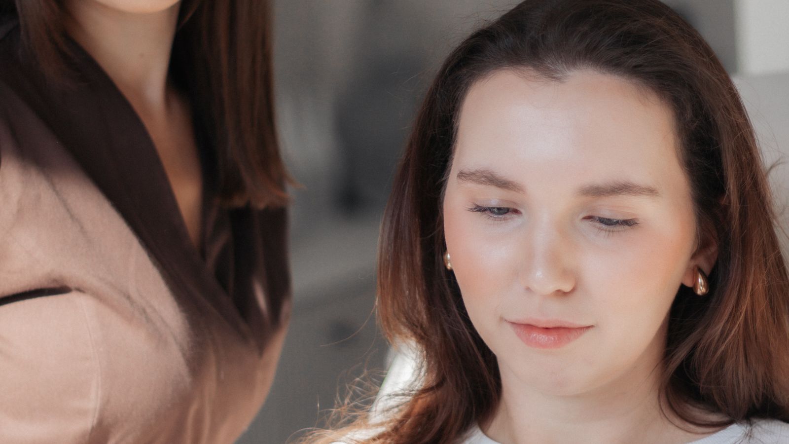 Primo piano di due donne in ufficio, una guarda verso il basso