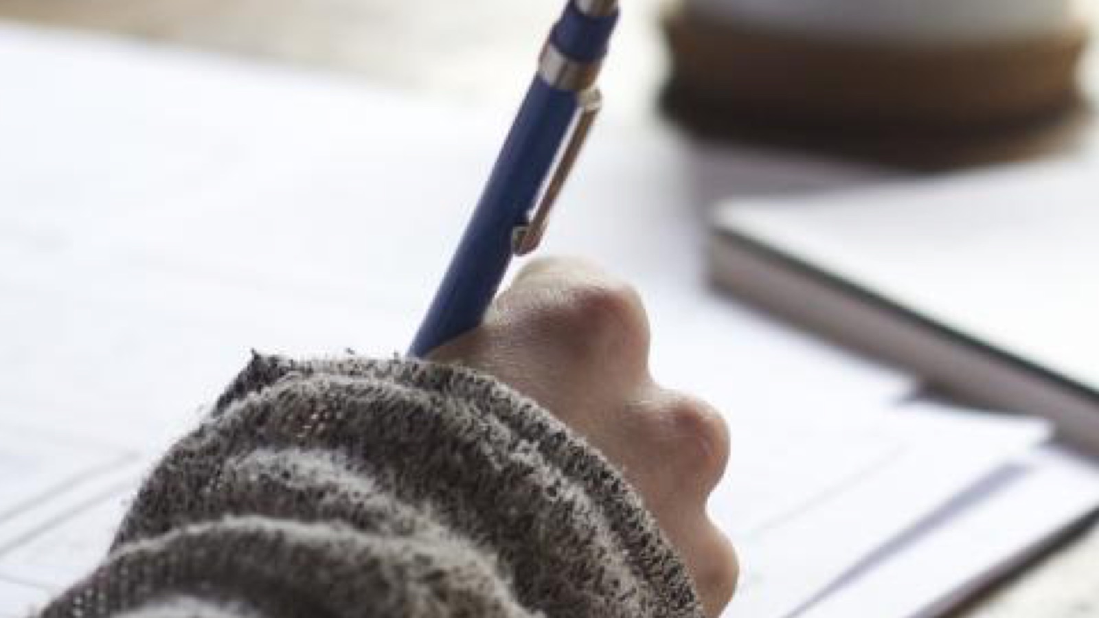 Persona che scrive su un taccuino