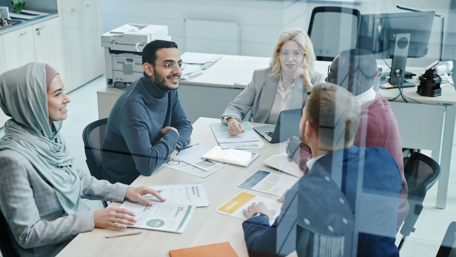 Gruppo di professionisti durante una riunione