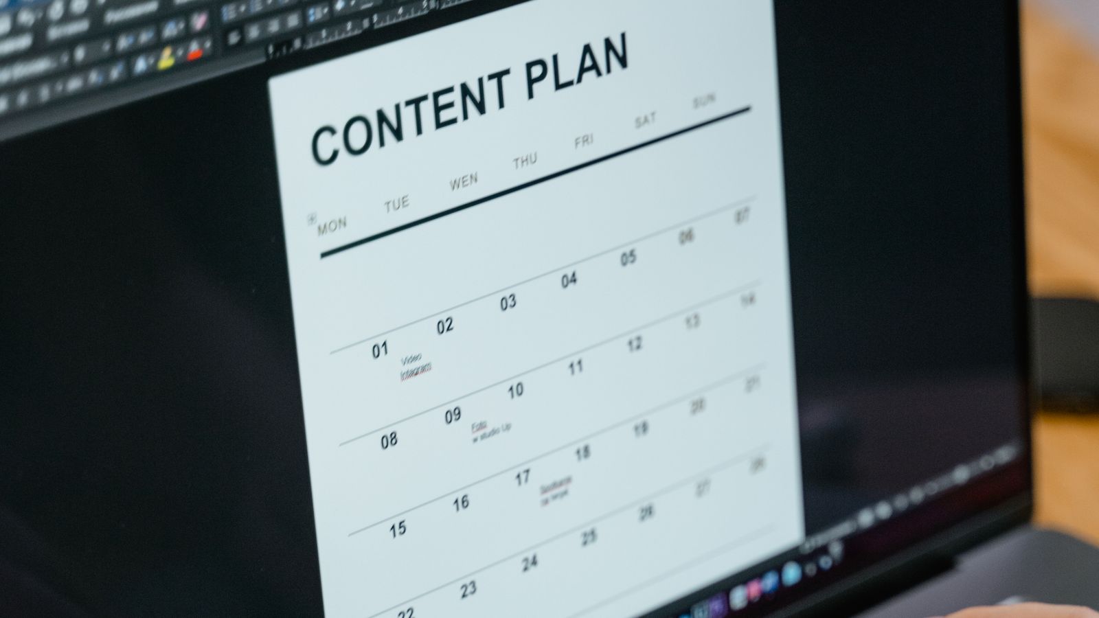 Calendario di pianificazione sullo schermo di un portatile, ripreso di lato