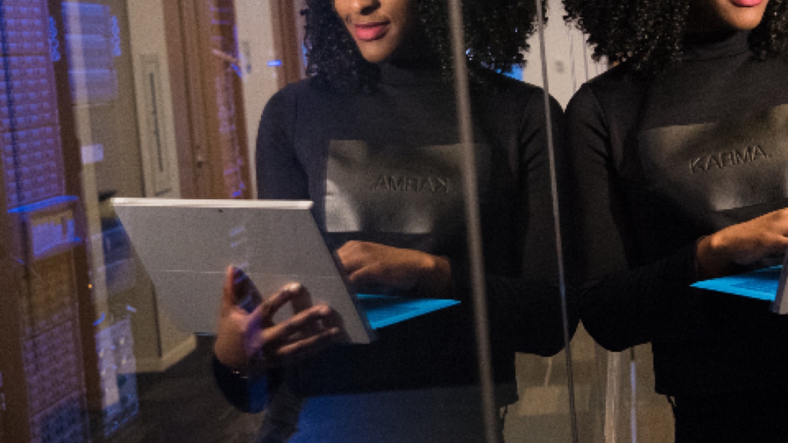 Persona al lavoro su un computer portatile