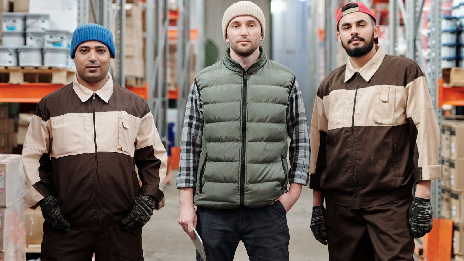 Lavoratori in divisa in un ambiente industriale