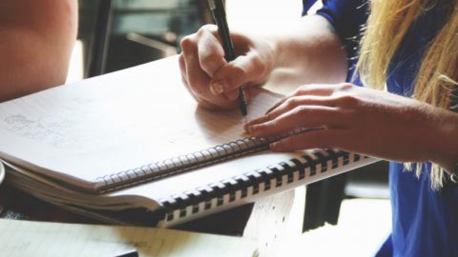 Persone al lavoro attorno a un tavolo