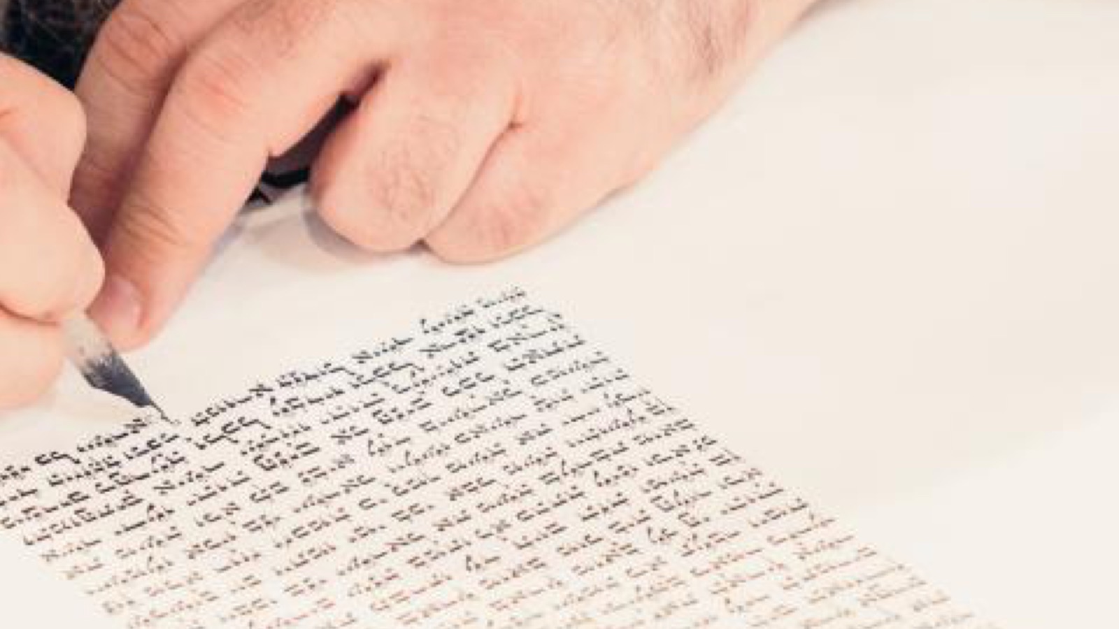 Mano che scrive su un foglio