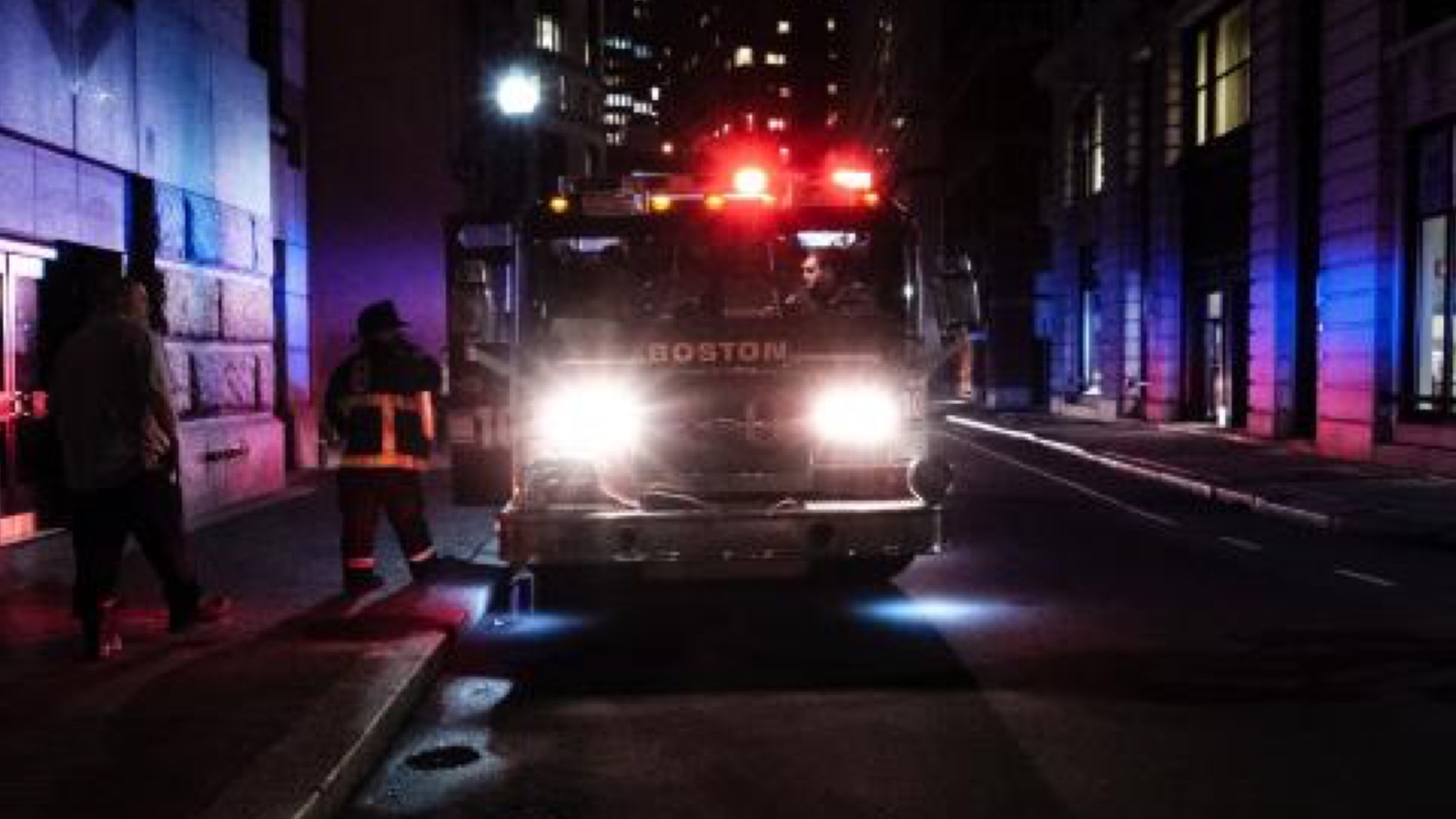 Mezzo dei vigili del fuoco in intervento notturno in una via cittadina