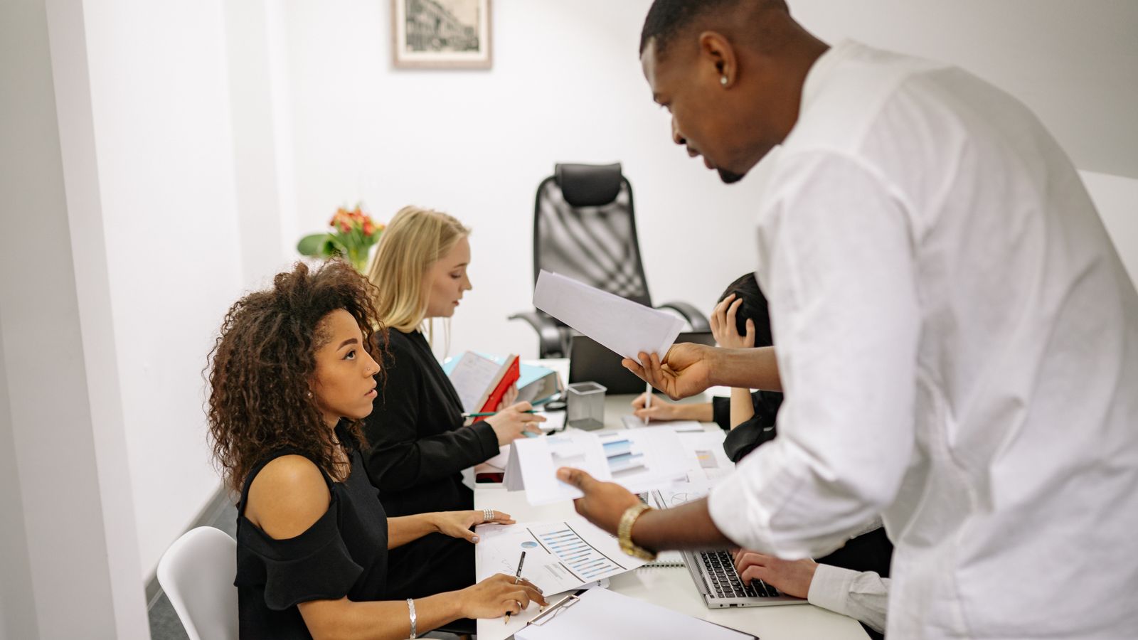 Riunione di lavoro con documenti sul tavolo
