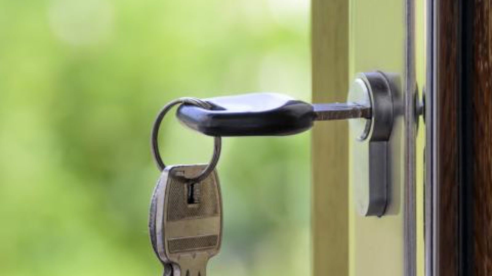 Chiave nella serratura di una porta