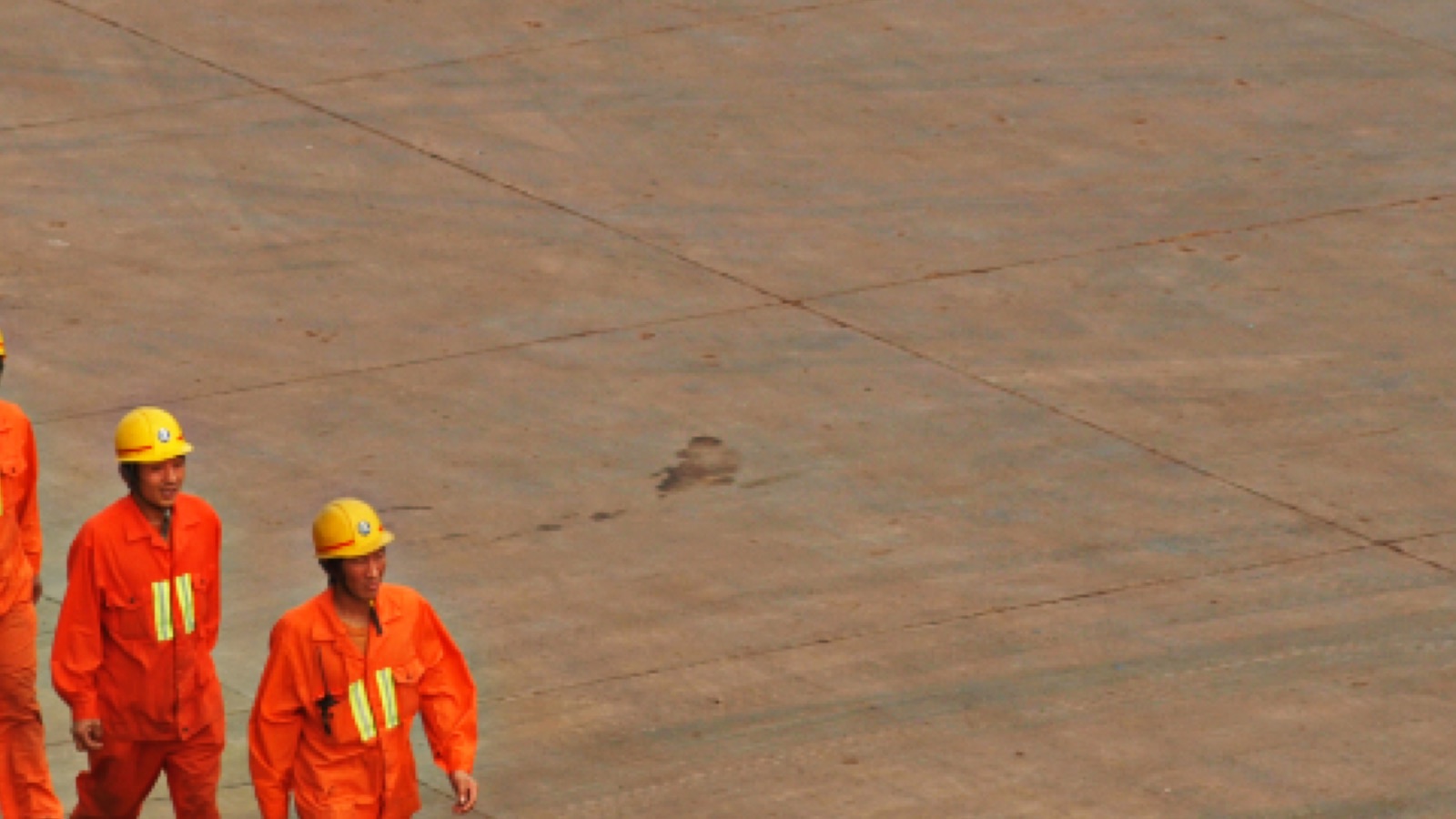 Operai con elmetto in un cantiere