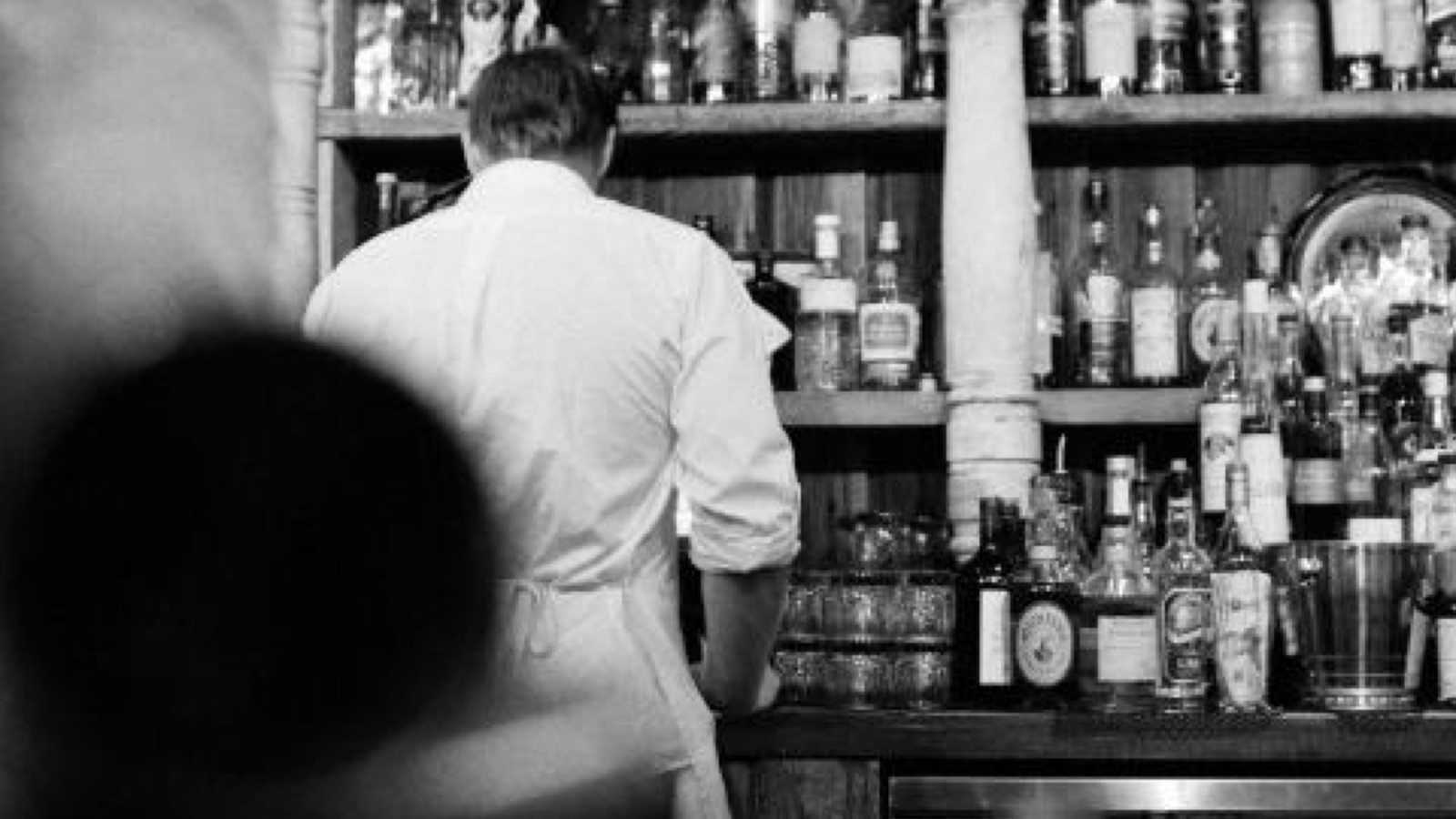 Barista al lavoro dietro al bancone