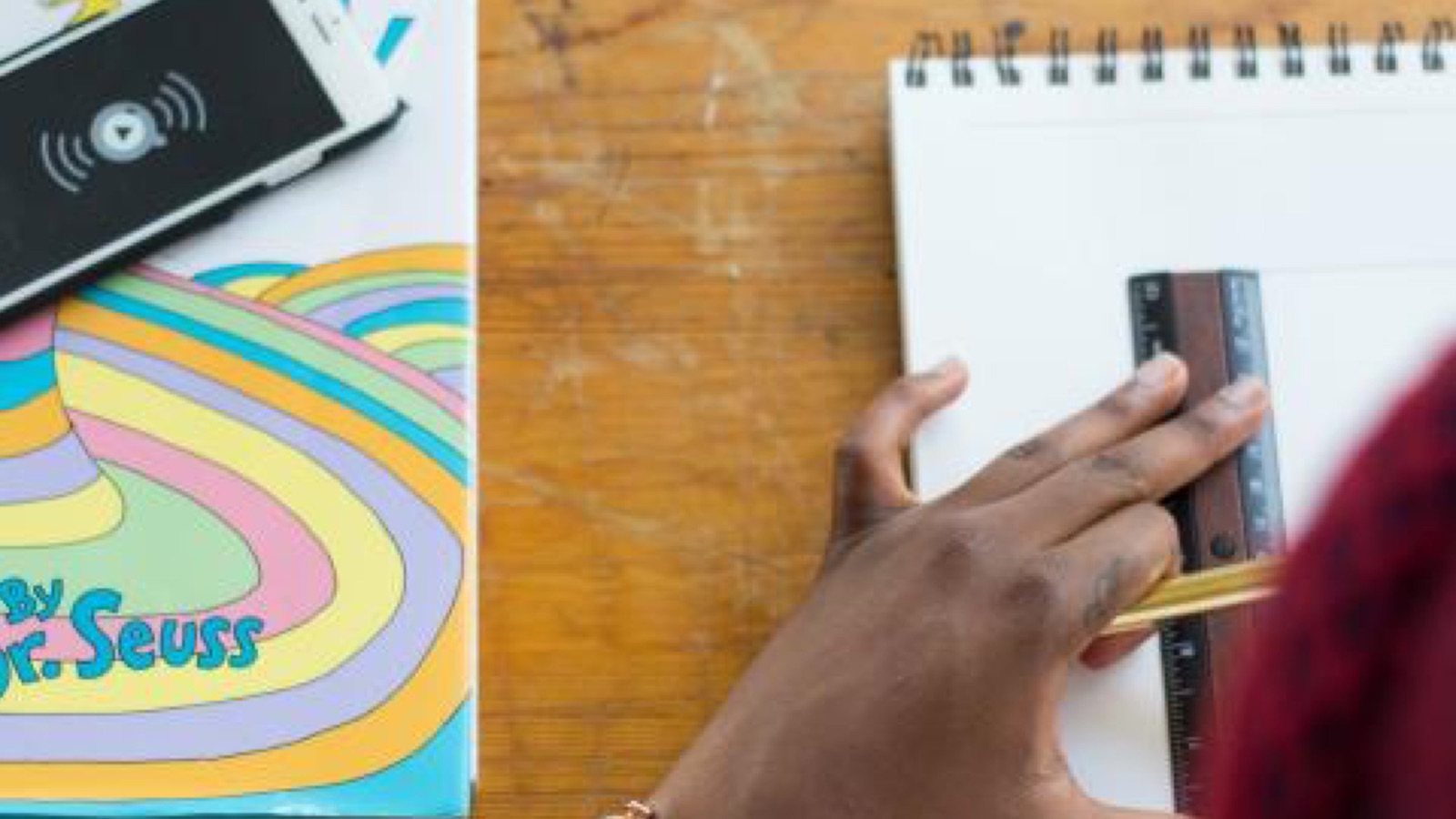 Libro illustrato e tablet su una scrivania