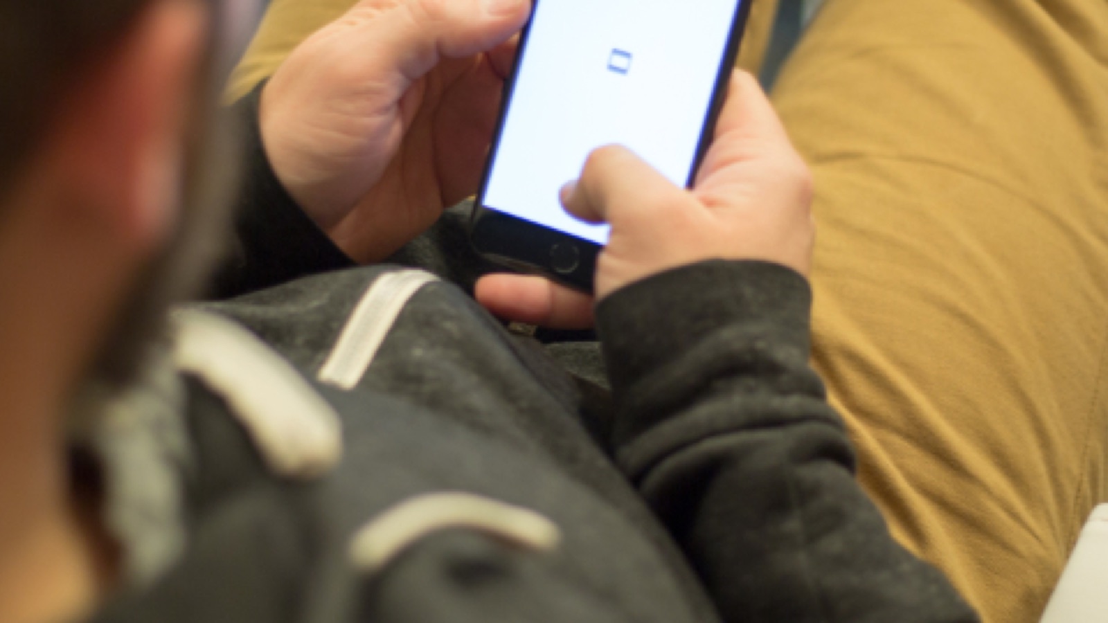 Dipendente che consulta i propri documenti dal telefono