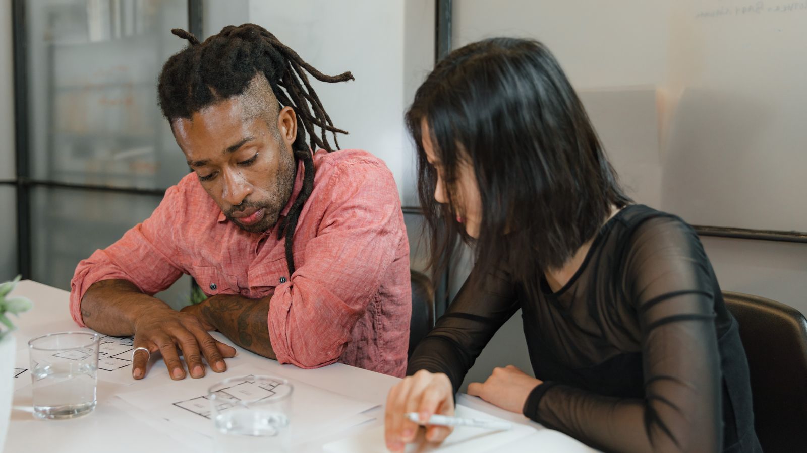 Due colleghi che lavorano insieme su dei progetti