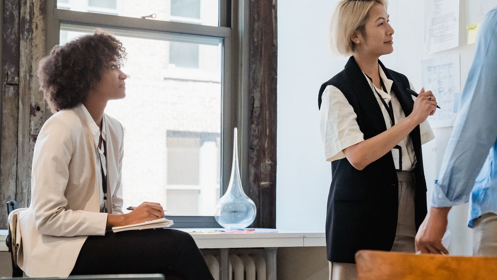 Squadra di lavoro che collabora in un ufficio