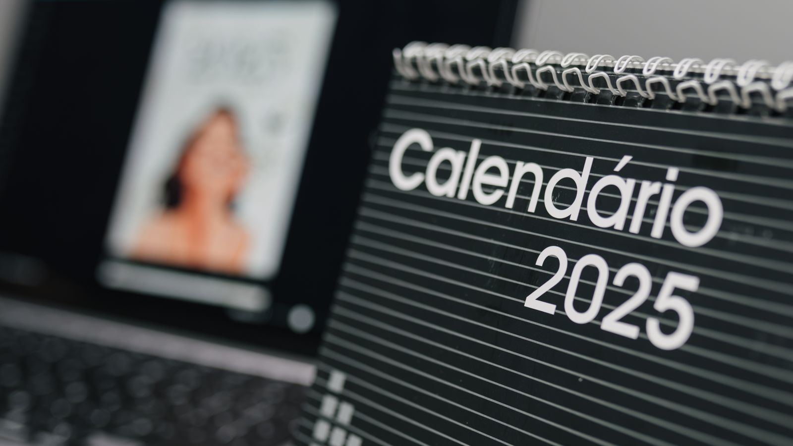 Scrivania con calendario e computer portatile