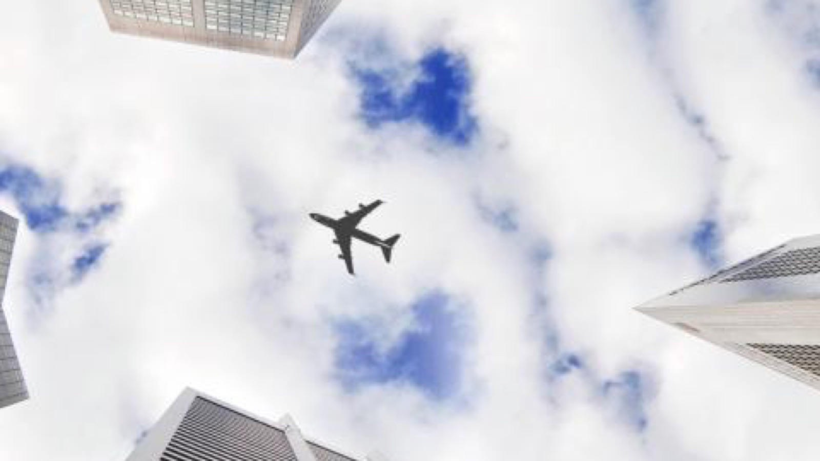 Aereo in volo sopra la città
