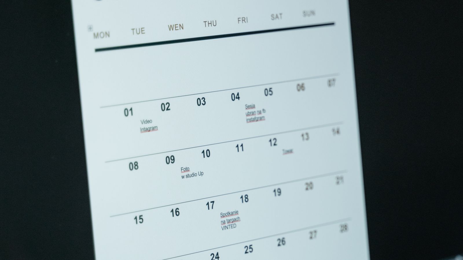 Calendario mensile con annotazioni su alcuni giorni, ripreso da vicino