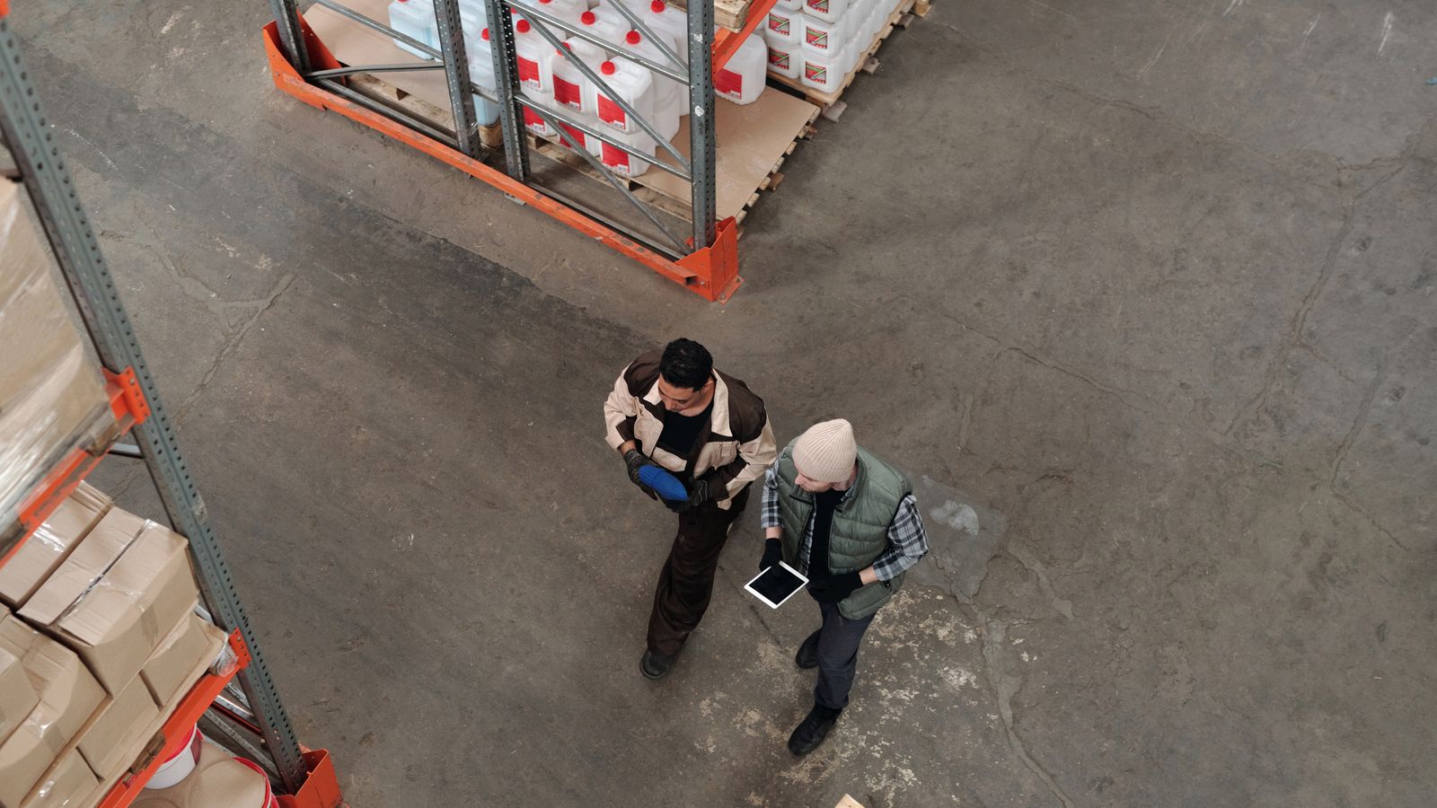 Due lavoratori che consultano un tablet in magazzino