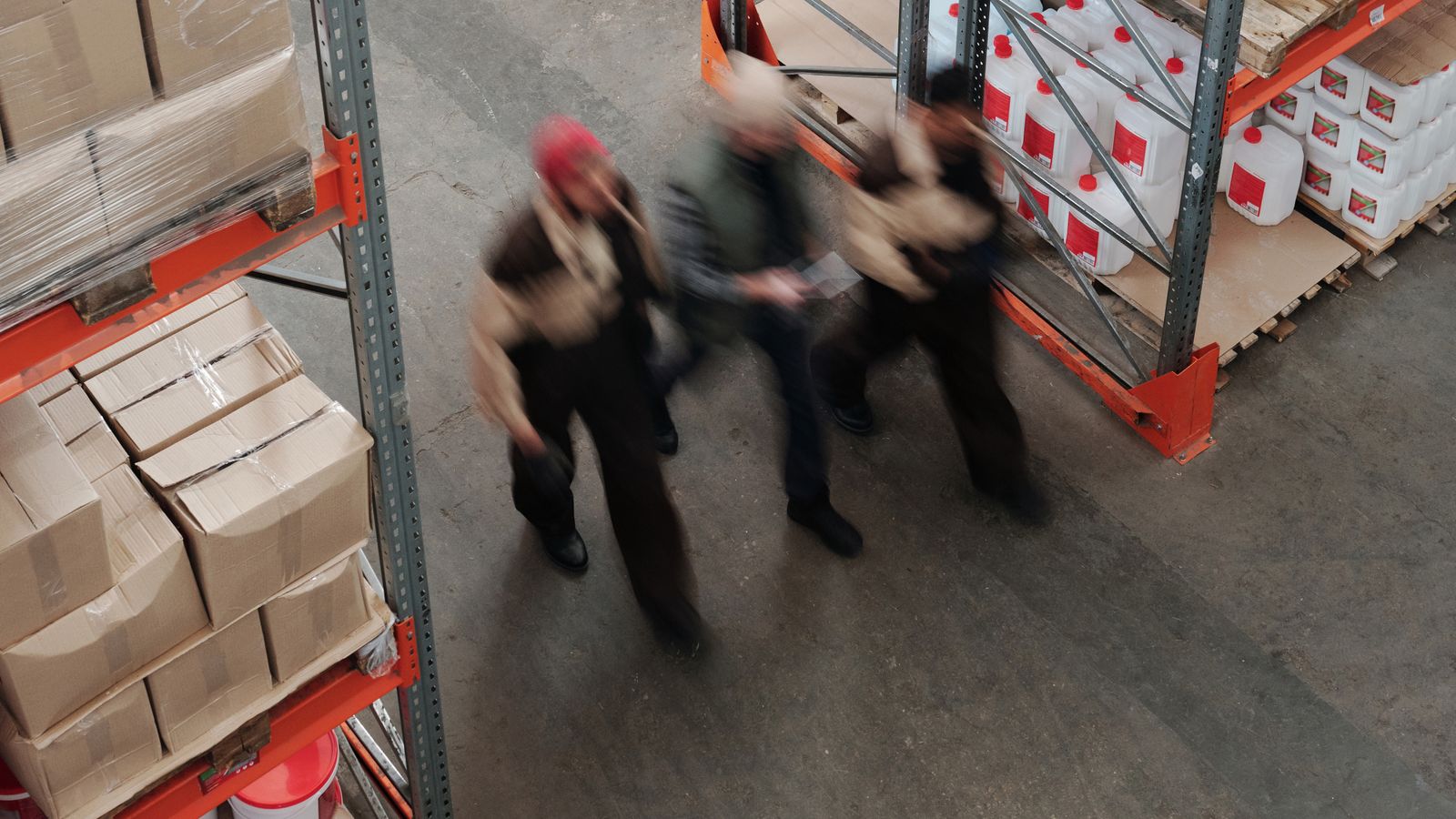 Lavoratori in movimento durante la gestione delle scorte
