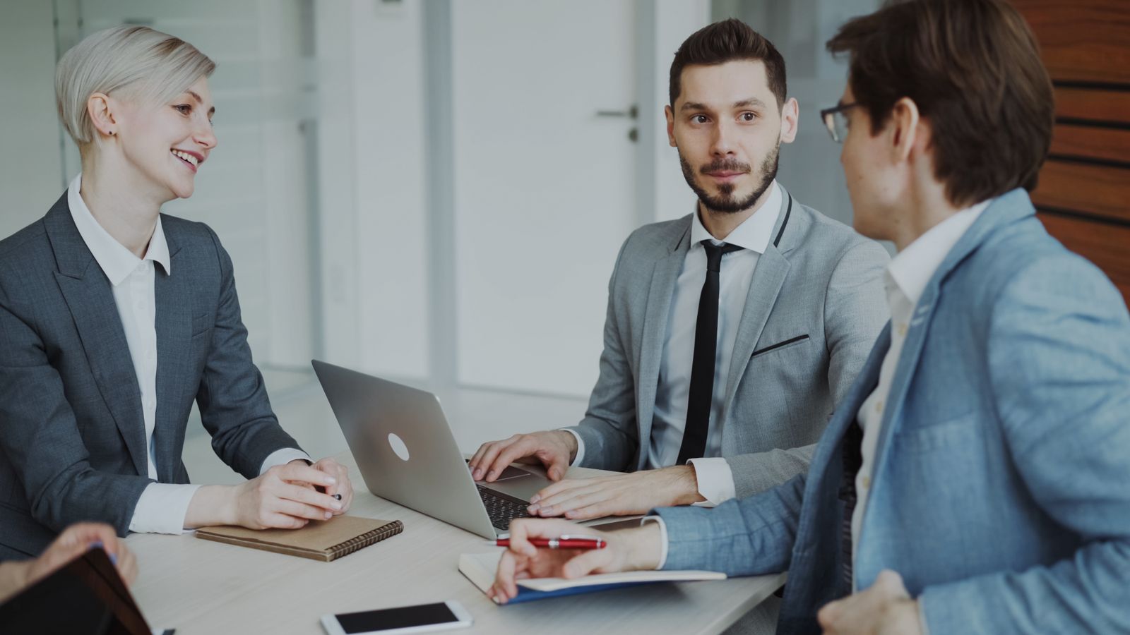 Professionisti al lavoro con computer e appunti