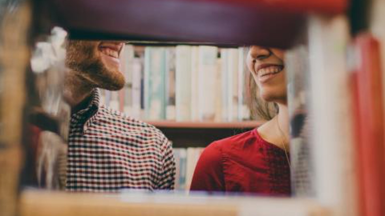Due giovani fra gli scaffali di una libreria